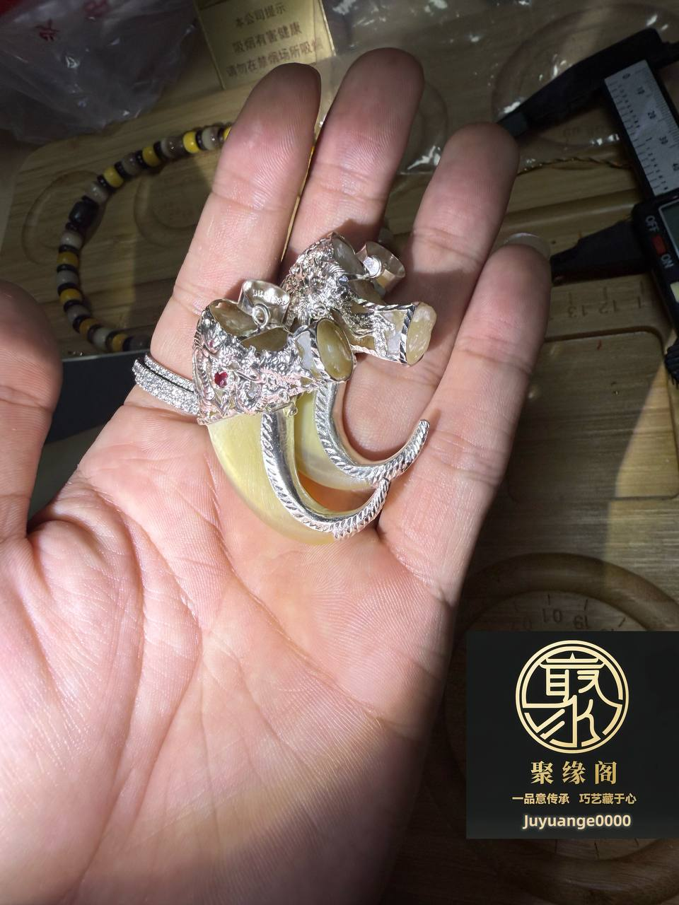 纯银镶嵌虎爪两枚