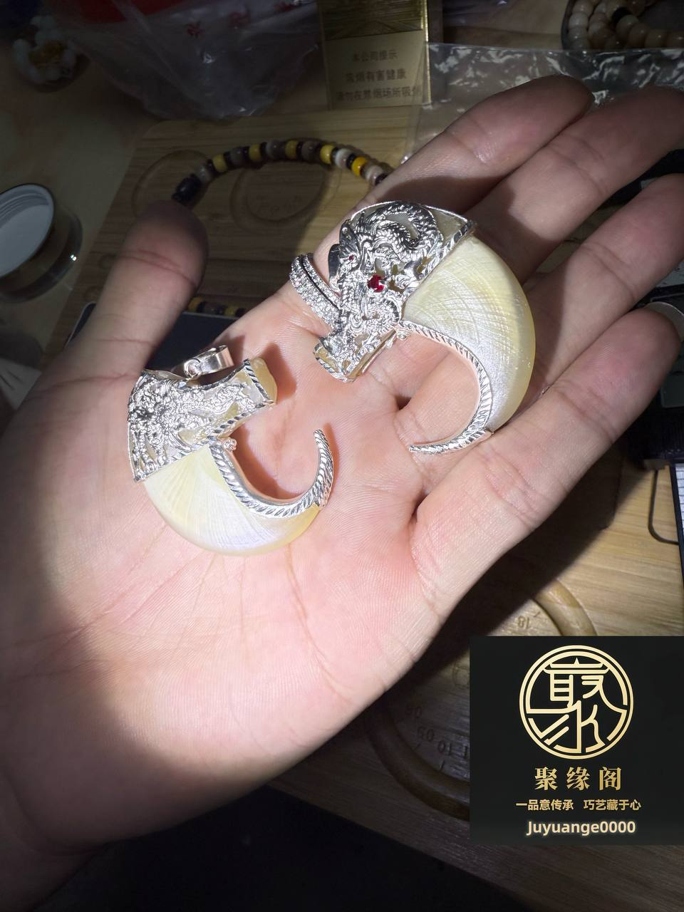 纯银镶嵌虎爪两枚