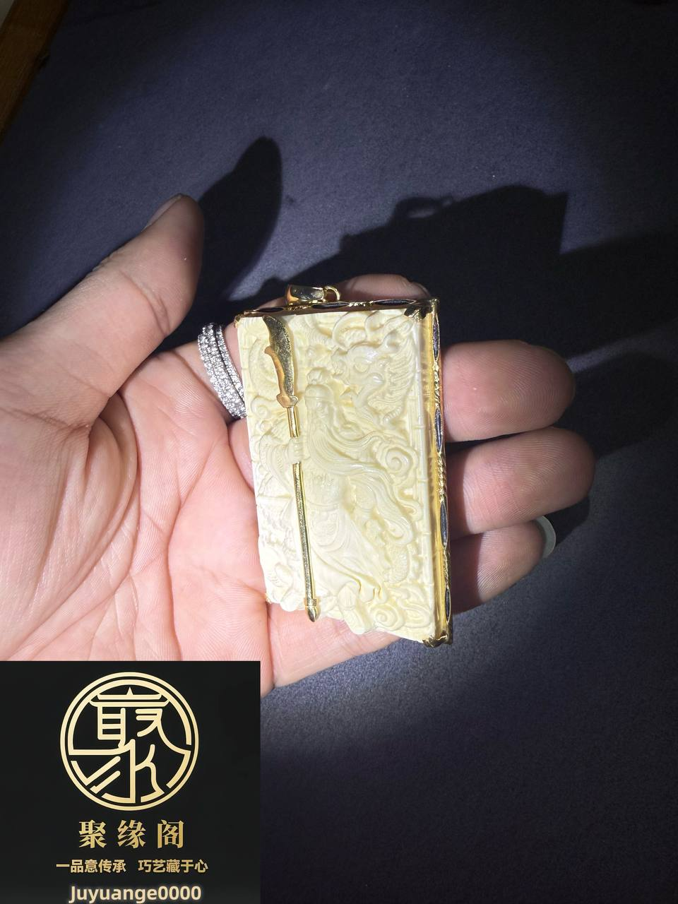 纯非象牙血牙精雕关公佛牌一枚