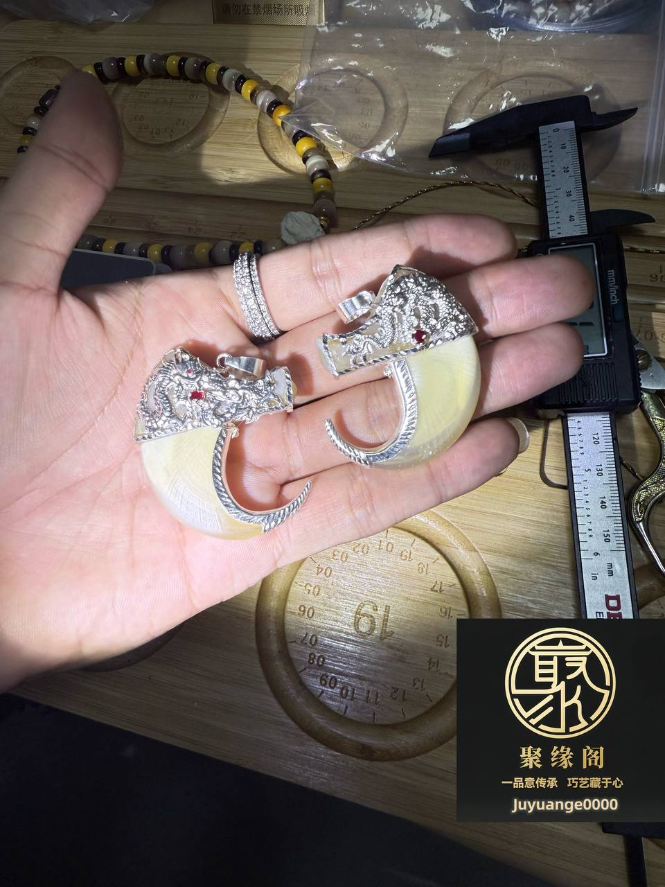 纯银镶嵌虎爪两枚