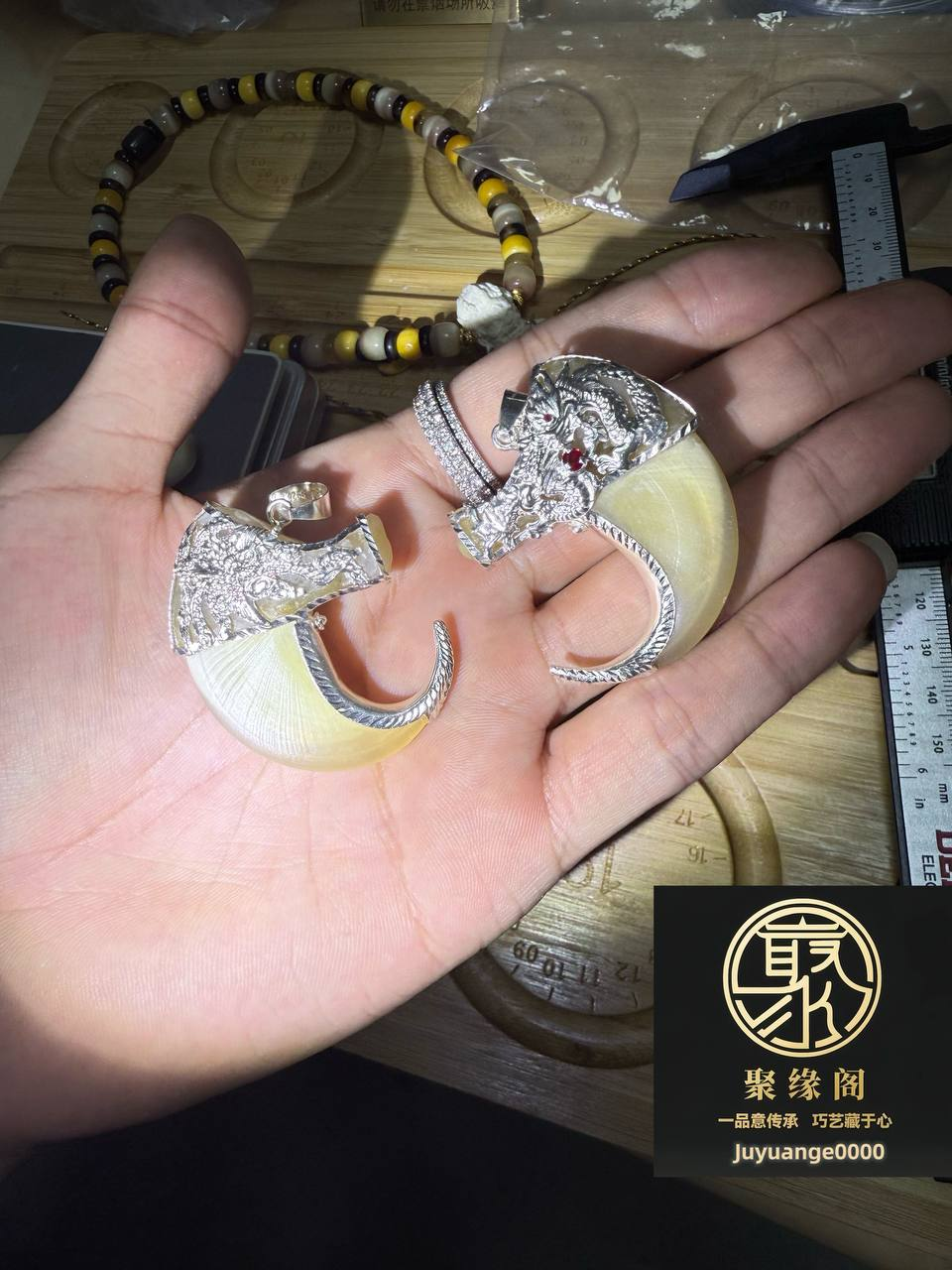 纯银镶嵌虎爪两枚