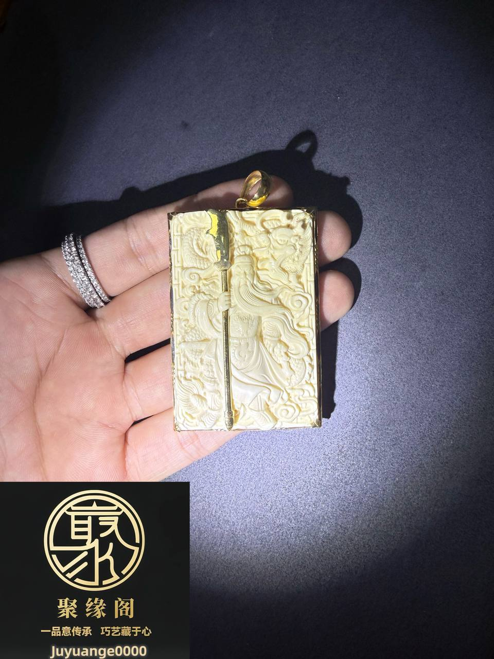 纯非象牙血牙精雕关公佛牌一枚