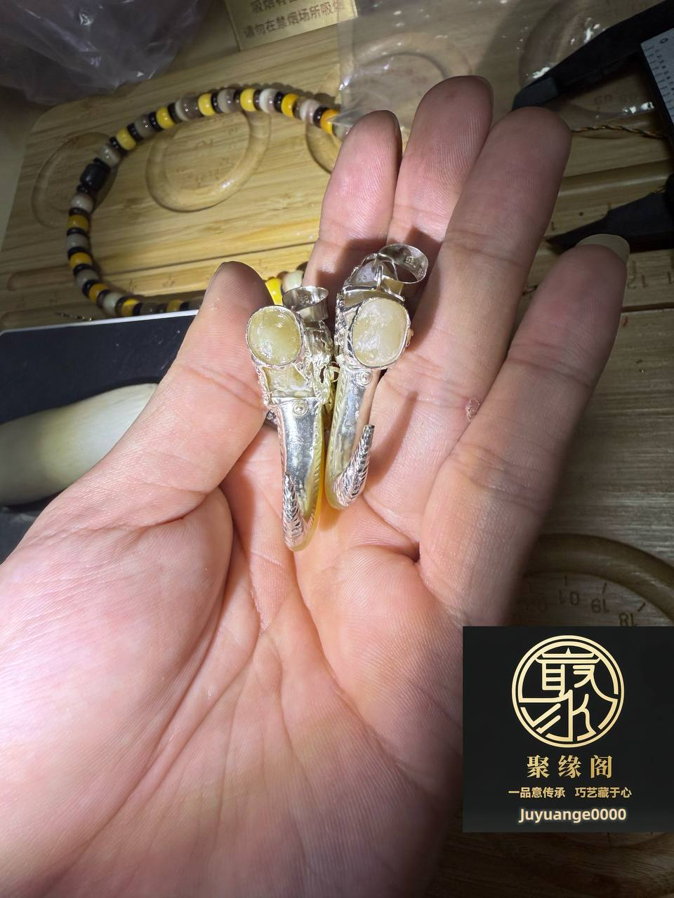 纯银镶嵌虎爪两枚