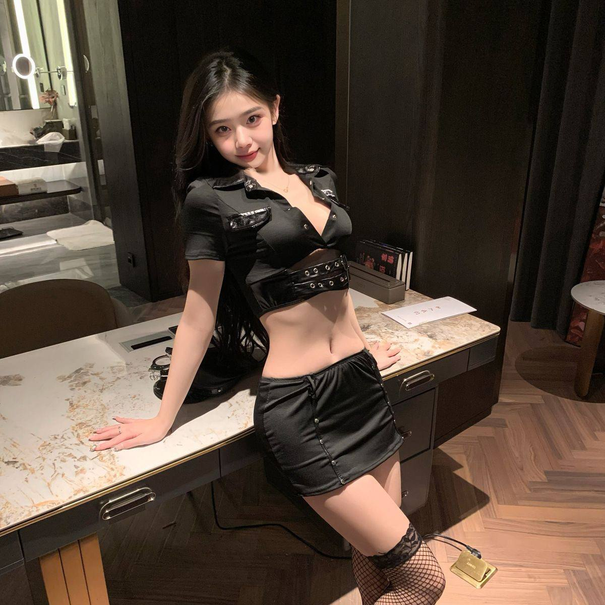 女警制服（上衣+裙子+帽子+黑丝袜）