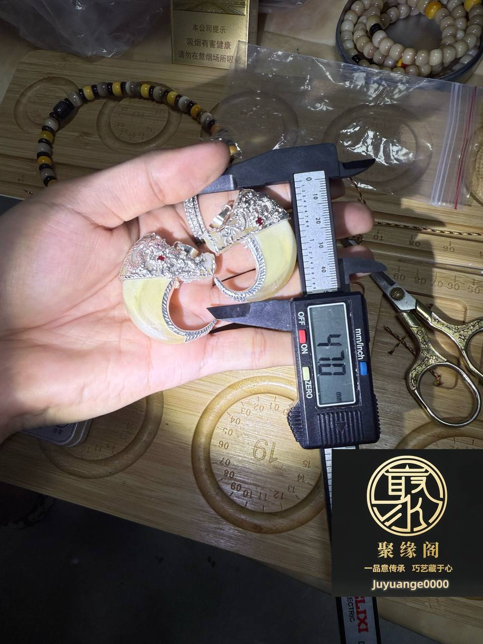 纯银镶嵌虎爪两枚